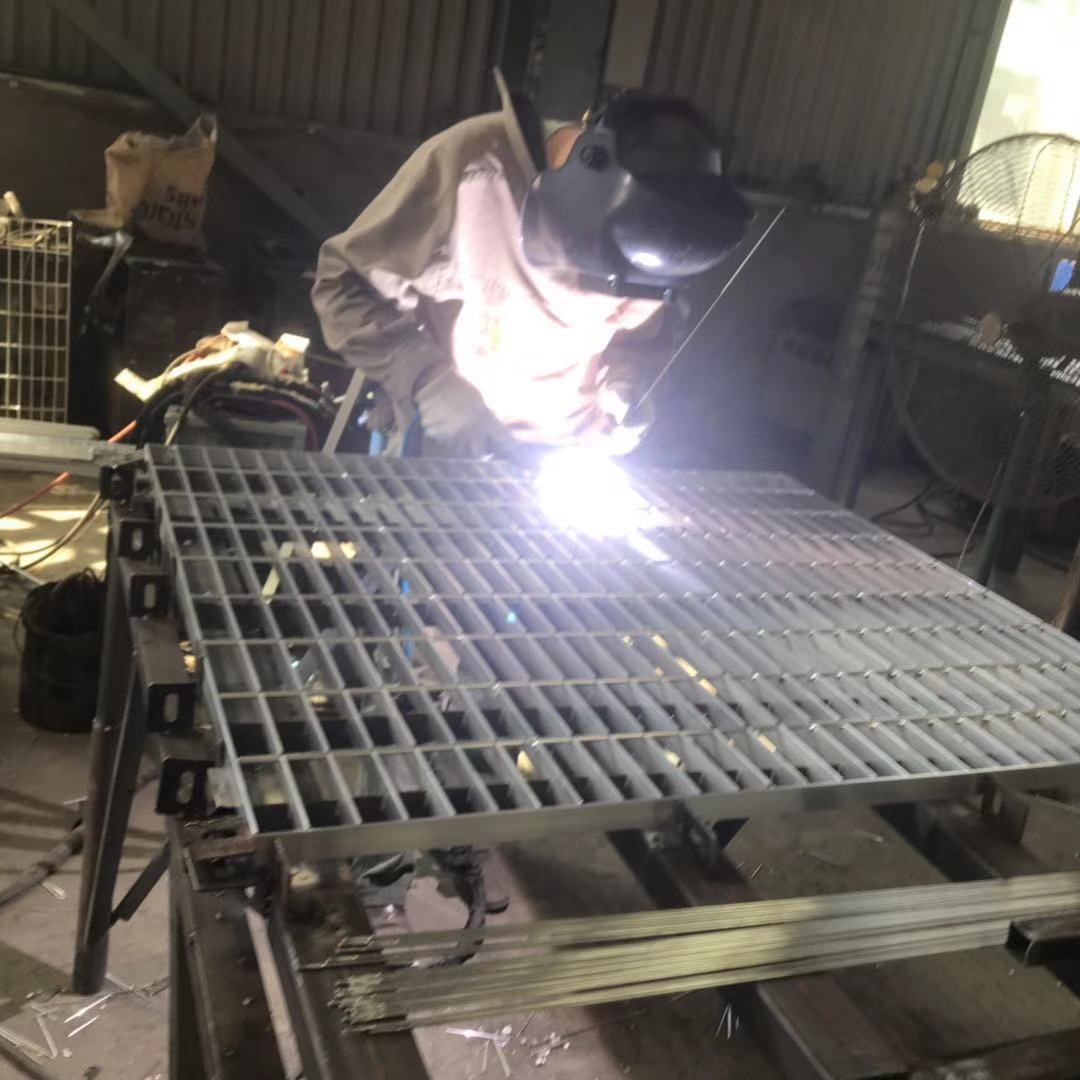 網格踏步板.jpg 網格踏步板.jpg