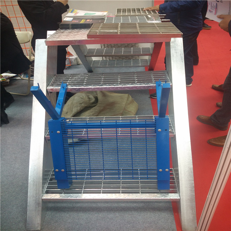 鋼梯踏步板.jpg 鋼梯踏步板.jpg