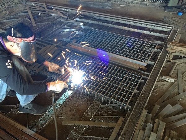 鋼梯踏步板.jpg 鋼梯踏步板.jpg