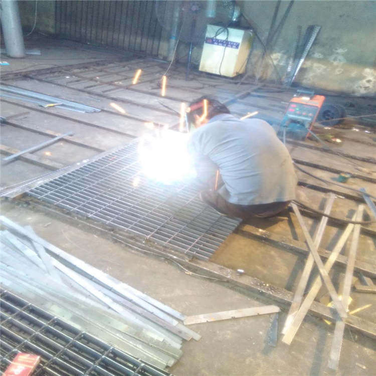 平臺鋼格柵板.jpg 平臺鋼格柵板.jpg